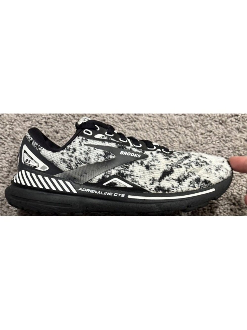Brooks Womens Adrenaline GTS 23 1203811B135 White Running Shoes Sneakers Sz 7 B